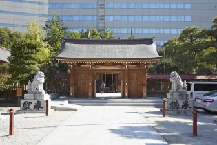 本殿に警固大神を祀っている警固神社は、街の中心部に位置しながら、落ち着きのある清廉な雰囲気が漂います。