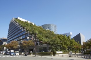 屋上緑化が印象的なアクロス福岡は、県の施設やオフィススペース、商業施設が入った未来的なデザインの建造物。
