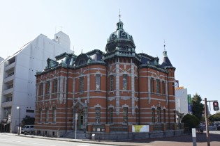 レンガ造りの福岡市文学館は、1909年に日本生命保険株式会社の九州支店として建てられた国の重要文化財です。