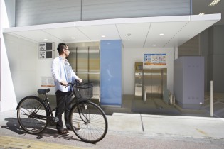 地下1階から地下3階部分に合計105台の自転車を収容でき、簡単な操作で素早く自転車を出し入れ可能。耐久性も考えた最適な速度を実現しています。