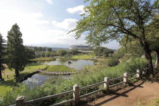 明治38年に建設された市内最初の公園である前橋公園。眼下には利根川が流れ、榛名山・浅間山・妙義山を望むことができます。
