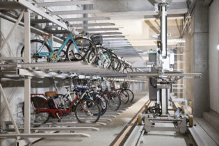 自転車はビルの地下2階部分に格納。外から見えないスペースを有効活用しつつ、大切な自転車を悪天候や盗難から守ります。