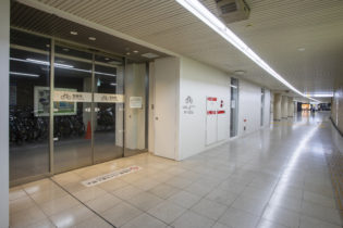 自転車は地下1階（コンコース階）と地下3階（地下鉄ホーム階）の間の地下2階部分に格納。日本初の未利用空間を活用した機械式駐輪場として、スペースの有効利用を実現しています。