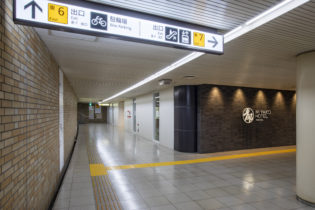 博多駅筑紫口駐輪場は、駅東側の筑紫口方面にあります。「FUKUOKA NEXT」のひとつとして、博多駅周辺地区に新たな空間と雇用を創出し、博多駅の活力とにぎわいを周辺に広げていくプロジェクト「博多コネクティッド」が進行しており、筑紫口でも駅前広場のリニューアルなどが行われています。