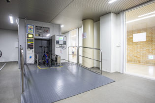 博多駅筑紫口駐輪場は、「博多コネクティッド」のひとつとして民間ビルの建替えの際に官民連携で整備されました。地下で博多駅と直結することにより、駅周辺の回遊性や利便性の向上に貢献しています。