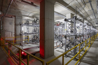 博多駅筑紫口駐輪場は地下水平型のサイクルツリーを1基備え、267台の自転車を収容可能。駅利用者や周辺で働く方々に快適にご利用いただけます。