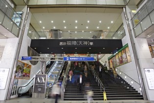 天神駅周辺には商業施設だけでなく観光名所も多くあり、昼夜を問わず、たくさんの人でにぎわっています。