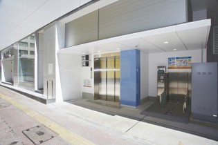 サイクルツリーの入口は、福岡パルコ新館の白とシルバーの清新な外観に合わせて、シンプルで機能的にデザインされています。