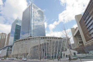 大阪駅の北側には4つのタワーを中心とした複合商業施設「グランフロント大阪」があります。大阪の新名所として、にぎわいを見せています。