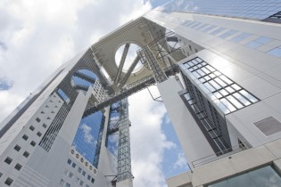 新梅田シティにある梅田スカイビルは、世界初の連結超高層ビルです。最上階の空中庭園は大阪の新たな観光名所となっています。