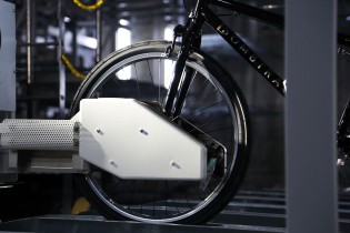 自転車を挟むホールド装置はメッシュ状の形状を採用。随所にアルミ材を使用し、軽量化を実現しています。
