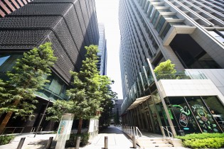 大手町は銀行や商社、新聞社などの本社ビルが立ち並ぶ日本有数のビジネス街で、近年、再開発が進んでいるエリアでもあります。
