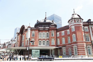 1日約3,000本の列車発着本数を誇る東京駅。赤レンガ造りの丸の内口駅舎は、2003年に国の重要文化財に指定されています。