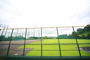 パナソニック野球部の練習用スタジアム。高校野球の全国大会が開催される期間には、出場校の練習場としても使用されています。