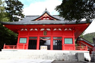 赤城神社は赤城山を神体山として祀る神社。山頂の大沼・小沼や火口丘の地蔵岳、赤城山そのものへの山岳信仰を元に建立されました。