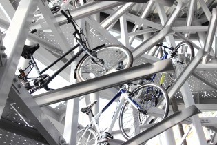 立体的に収容棚を配置し、直径7mほどの円筒型スペースに合計72台の自転車を駐輪できます。