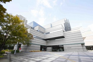 1996年に開館した大阪府立中央図書館は大阪随一の蔵書を誇ります。多目的ホールや屋上庭園を備え、市民の憩いの場となっています。