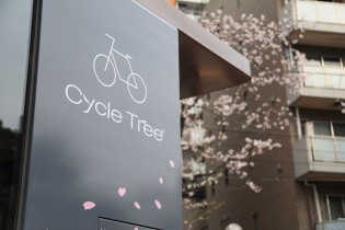 桜の名所でもある大井水神公園の景観に調和するよう、自転車の入出庫ブースはグレーとブラウンをベースに桜の花びらをあしらいました。