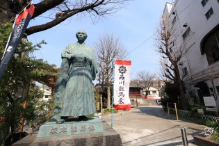 京急立会川駅前の北浜川児童遊園には、幕末に海辺の浜川砲台の警備にあたった坂本龍馬を記念する銅像が建立されています。