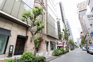1880年、銀座六丁目に福沢諭吉が政治家や経営者のために、日本で最初の会員制社交クラブ「交詢社」を設立。以来、その前を通る道は「交詢社通り」と呼ばれています。