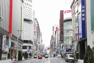 銀座通り口交差点から銀座八丁目にかけて「銀座通り」の愛称で呼ばれる中央通り。1986年には日本の道100選の一つにも選ばれていて、明治近代化のシンボルとなっています。