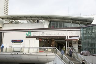 JR立川駅は1日の乗車人数が約165,000人を数えるターミナル駅です。駅の北側には百貨店が軒を連ね、南側は飲食店が立ち並び、大変にぎわっています。