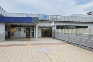 JR伊丹駅はJR福知山線の駅で、伊丹空港の西側に位置しています。駅前からは空港に向かう公共機関である伊丹市営バスも乗り入れています。
