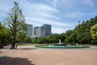 日比谷公園は、東京都心部に位置する都立公園。霞が関、有楽町、内幸町に隣接し、銀座にも近いという都会にありながらも、16.2ヘクタールもの広大な自然に触れられる都市の癒しスポットです。