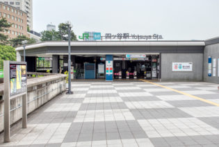 1894年に開業した四ツ谷駅は、JR東日本と東京メトロの2社が乗り入れる乗換駅です。2020年の乗車人員は約65,000人/日で、上智大学の最寄り駅でもあることから、学生の利用も多い駅となっています。