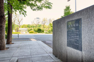 政府や貴族の社交場として1883年に建設された「鹿鳴館（ろくめいかん）」は、現在の千代田区内幸町にありました。現在、建物があった場所には「鹿鳴館跡」の碑が埋め込まれ、石碑に歴史が刻まれています。