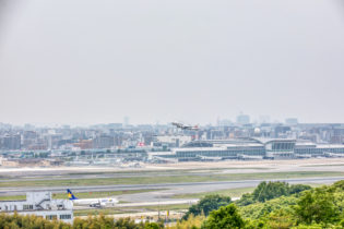 福岡空港は、1944年に旧日本陸軍により席田飛行場として建設が開始されました。近年では、航空需要の増加を受けてスタートした「福岡空港国内線旅客ターミナルビル再整備事業」が、2020年に完了。さらに2025年の増設滑走路供用開始に向けて工事が進められています。