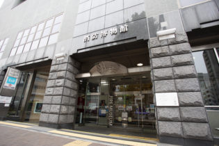 消防博物館（東京消防庁消防防災資料センター）は、1992年に開館した東京の安全・安心な消防の広報・教育施設です。消防関係の資料が約11,000点所蔵されており、江戸時代から現在に至るまでの消防の歴史に触れることができます。